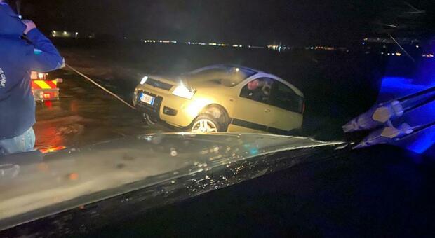 Auto trascinate dall'acqua a Teggiano: passeggeri in salvo