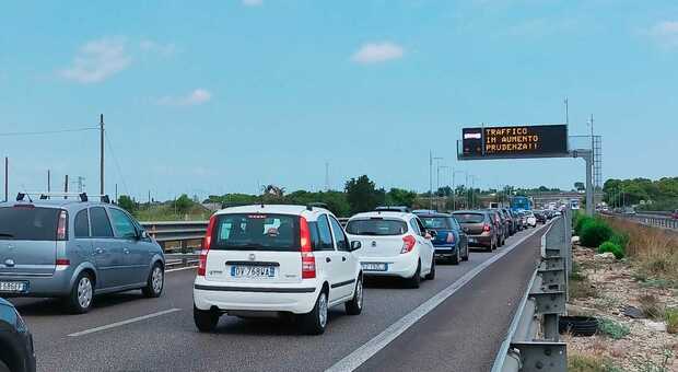 Puglia, secondo weekend di controesodo: code di due chilometri lungo le principali strade del Salento