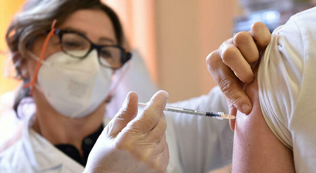 Vaccino anti-covid aggiornato alle nuove varianti sarà gratis per tutti: l'annuncio del ministro Schillaci