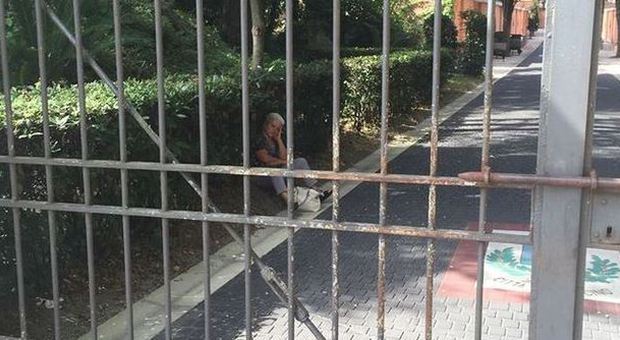 Fiumicino, custodi in pausa pranzo: donna prigioniera in cimitero per oltre un'ora