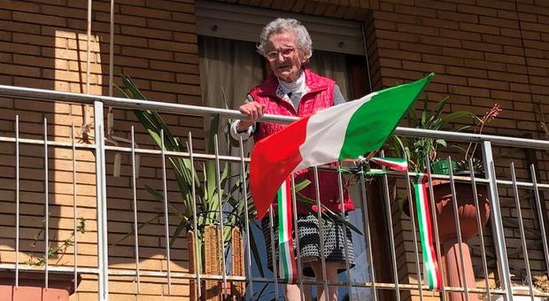 Luisa Zappitelli sul terrazzo di casa col tricolore