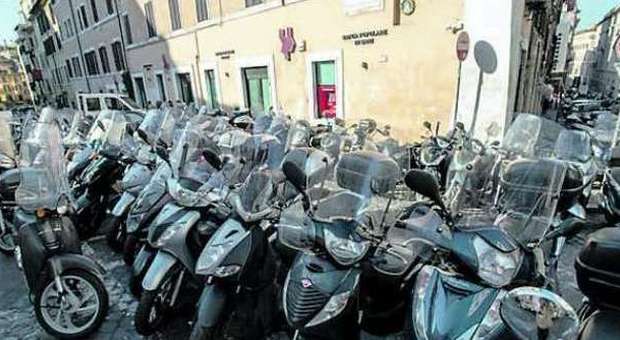Roma, caos ztl al Tridente: poche indicazioni ​e motorini parcheggiati ovunque