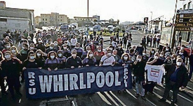 Una manifestazione degli operai della Whirlpool