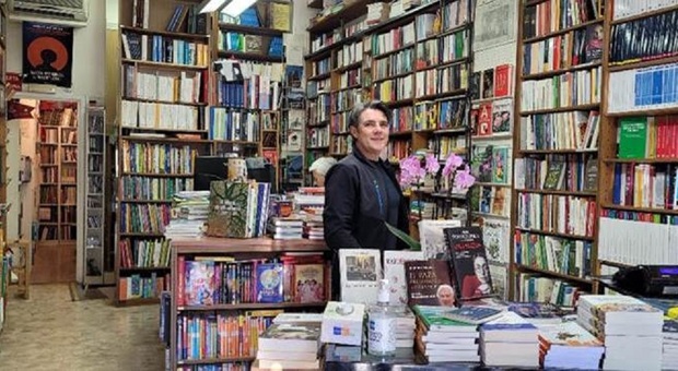 Stefano Zanette nella sua libreria Campedel in piazza Martiri
