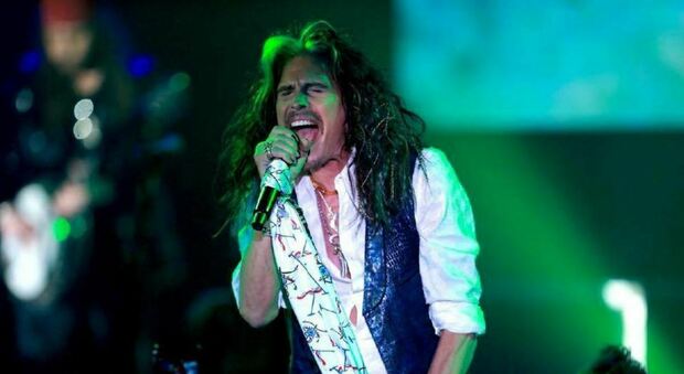 Steven Tyler, frattura alla laringe per il leader degli Aerosmith: rimandato (a data da destinarsi) il tour negli Stati Uniti