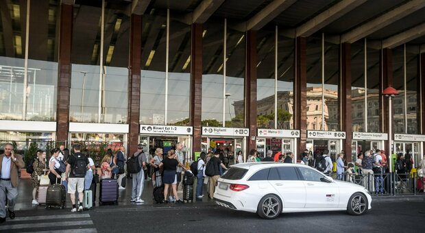 Pochi taxi a Roma, Salvini: «Il decreto per aumentare le licenze c'è». Gualtieri replica: «Inapplicabile». E convoca un tavolo