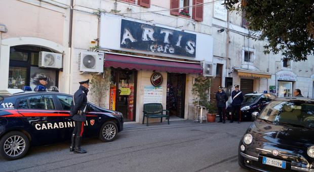 I carabinieri all'esterno del bar Artis
