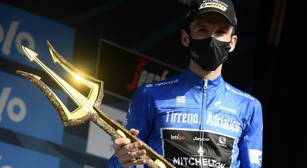 Tirreno-Adriatico, vittoria finale di Simon Yates. Al Tour è il giorno dei tamponi