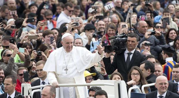 Papa Francesco contro i parroci che non battezzano i bambini figli di divorziati