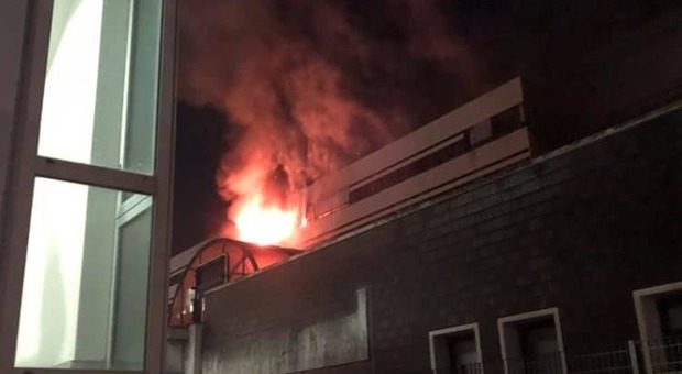 Incendio nel palazzo dell'ex centro direzionale Alitalia alla Muratella