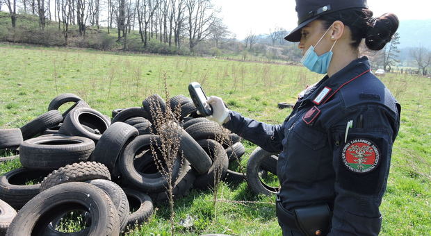 Castelli, i carabinieri scoprono una discarica di pneumatici ai Pratoni del Vivaro