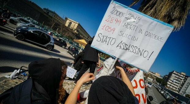 Napoli, violenze in carcere nella «cella zero» di Poggioreale: tre agenti rinunciano a prescrizione