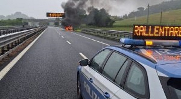 Sull'A1 auto a gpl in fiamme tra Fabro e Chiusi, la polstrada mette in salvo gli occupanti