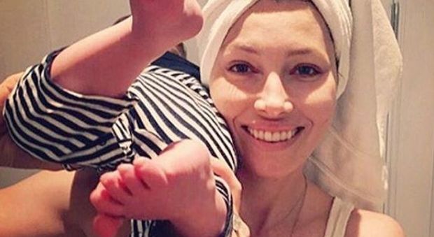 Jessica Biel tra maternità e famiglia: sui social le foto con il figlio avuto da Justin Timberlake