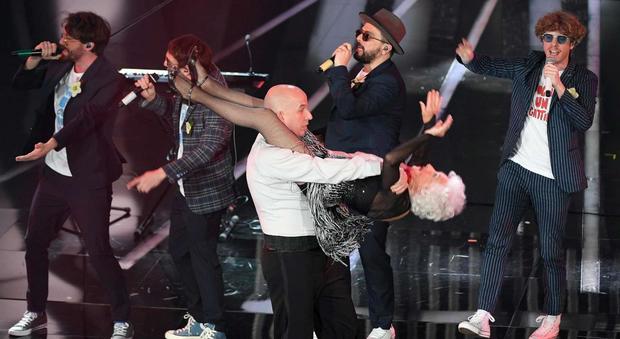 Sanremo, con Lo Stato Sociale arriva la "vecchia che balla", la super danzatrice di 83 anni