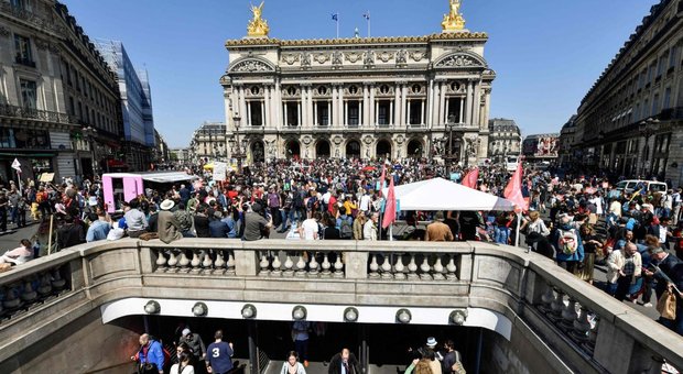 Parigi, manifestanti assaltano furgone di Radio France durante la protesta contro Macron