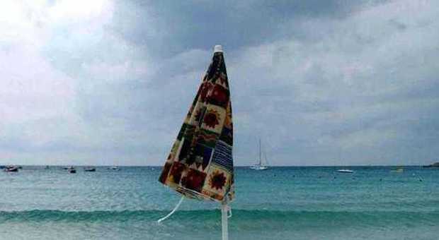 Prende il sole in spiaggia, l'ombrellone la infilza ​al torace: turista in gravi condizioni