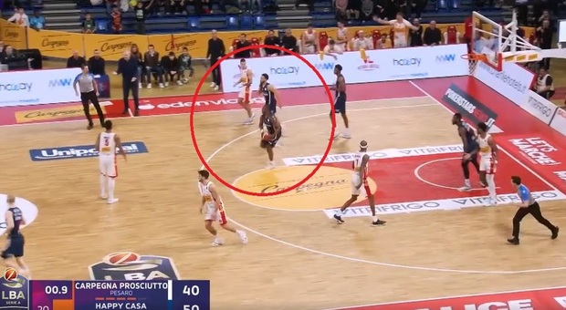 Basket serie A, il capolavoro di Bartley contro Pesaro: un buzzer-beater incredibile. Video