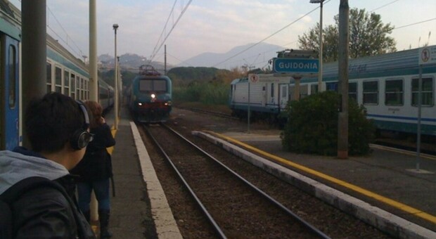 «Oggi il treno lo guido io». Follia in stazione a Guidonia: 25enne prima di sdraia sui binari, poi si dirige in cabina