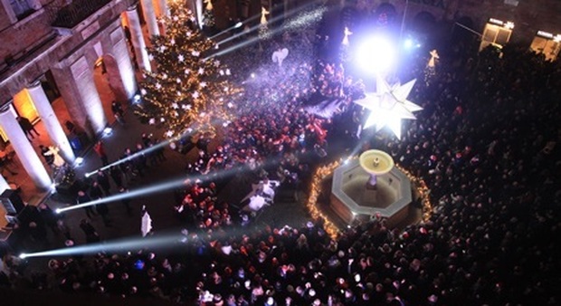 Urbino, luci, suoni e show in 3D: il Natale s'inaugura sotto la neve