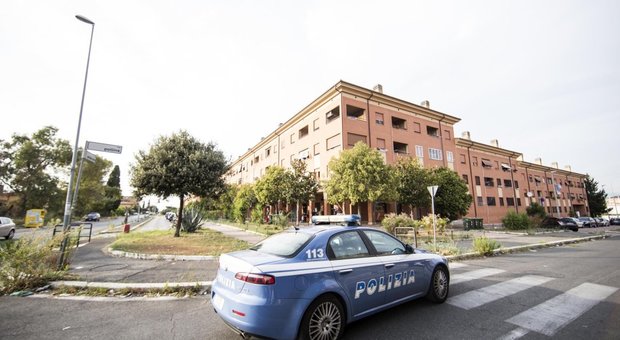 Roma, rubano una macchina e rapinano un automobilista: fermato albanese dopo un inseguimento alla Borghesiana