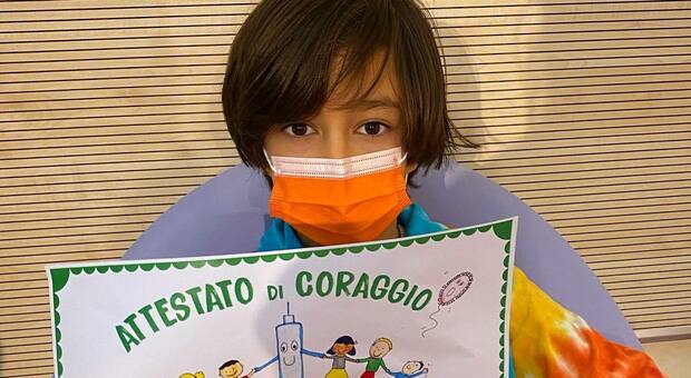 Francesco di 9 anni taglia il traguardo: è il primo bimbo senigalliese vaccinato. La mamma: «È stato contento, perché è sempre informato»