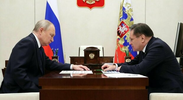 Caos al Cremlino, Putin «circondato dai medici». Curato anche durante le riunioni