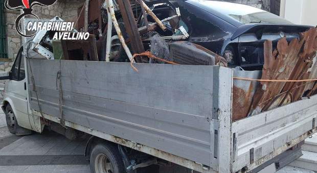 Bombole di gas, batterie e la carcassa di un'auto trasportati su un camion: bloccati due romeni senza autorizzazioni