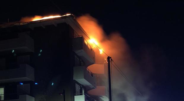 Incendio in una mansarda, evacuata palazzina a Pagani