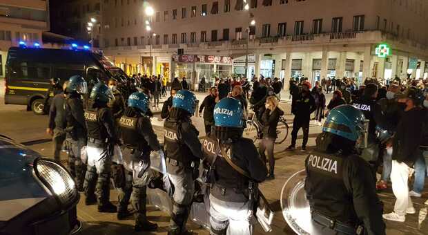 Misure anti-Covid: tensione in piazza Salotto, insulti al sindaco. Poi la “marcia” verso la prefettura