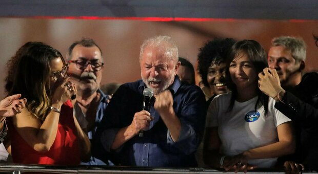 Lula-Bolsonaro, al via il ballottaggio: seggi aperti in Brasile. I due leader attaccati nei sondaggi