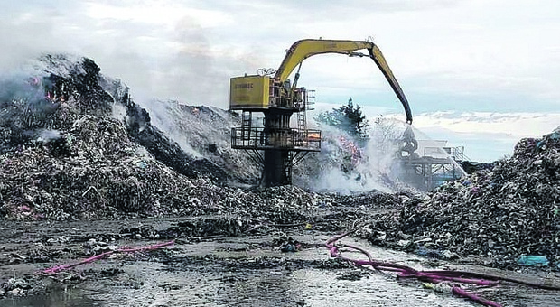 Incendio nell'azienda di rifiuti, in fiamme 150 tonnellate. Allarme per le conseguenze del rogo per aria e suoli