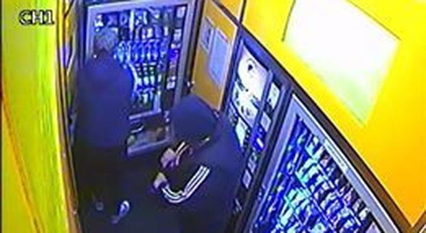 Scassinano il distributore di snack, danni per 500 euro: è caccia ai ladri
