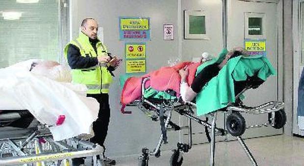 Incubo pronto soccorso: malati in barella anche nei corridoi