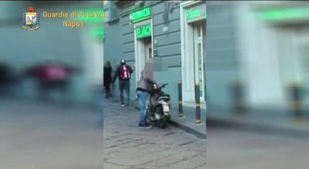 Napoli, falso cieco assunto al Comune e sorpreso sullo scooter: sequestrati 110mila euro
