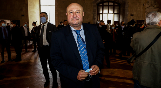 Napoli, il consigliere Esposito (Pd) resta dieci minuti in silenzio per protestare contro il sindaco assente