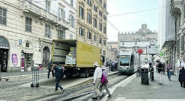 Roma, camion sulla linea elettrica e il tram 2 si blocca ancora: stop di un'ora e mezza