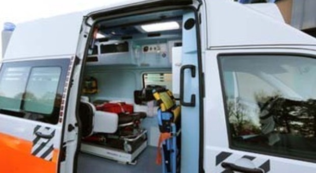 https://statics.cedscdn.it/photos/MED/20/05/8362005_18201044_ambulanza_ultimissime_news_cosa_succcesso_oggi.jpg