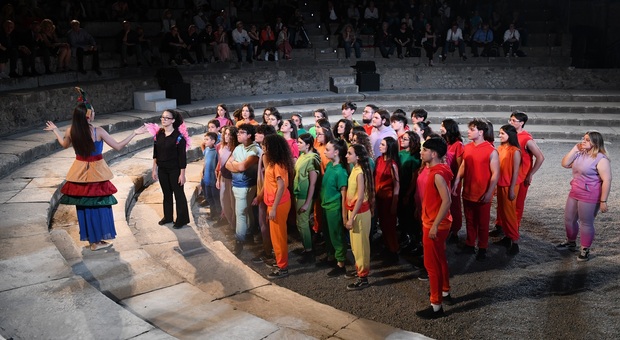 Giovani che producono bellezza e felicità nello spettacolo “Sogno di volare” a Pompei