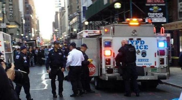 New York, furto di diamanti a Manhattan: caccia aperta ai due ladri armati