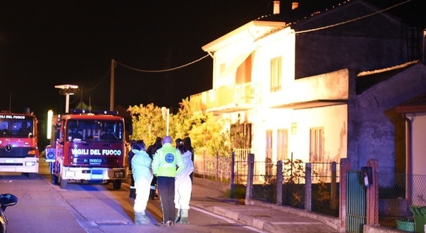 I carabinieri davanti alla casa dove è avvenuto il delitto