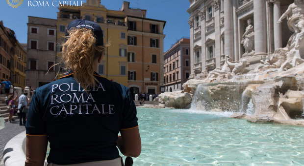 Una vigilessa davanti alla Fontana di Trevi (foto Comando Vigili di Roma)