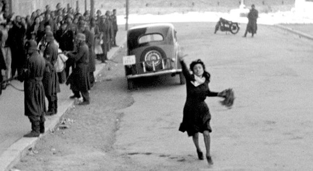 3 marzo 1944 Primi bombardamenti degli Alleati alla stazione Ostiense. In viale Giulio Cesare i nazisti uccidono Teresa Gullace