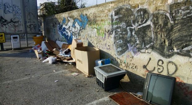 Uno dei tanti luoghi dove vengono abbandonati i rifiuti lungo la Riviera
