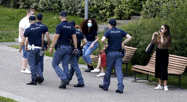 Milano, maxi rissa nella movida in centro: 24enne accoltellato, è grave