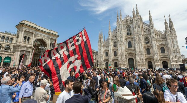 Berlusconi funerali, tifosi di Milan e Monza in piazza, i cori contro i comunisti e i contestatori del Cavaliere: cosa sta succedendo al Duomo
