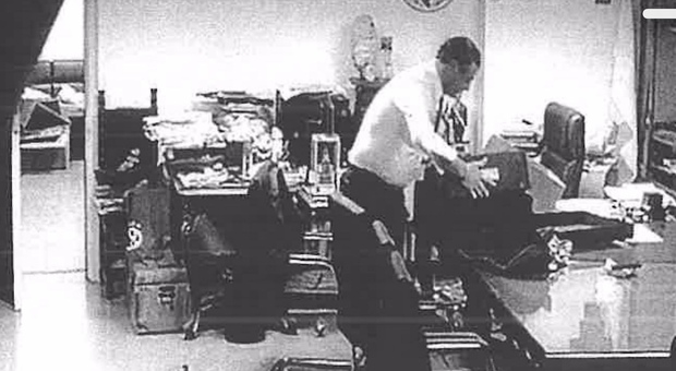 Un frame del video con l'ex sindaco Gianluca Festa intento a portar via dall'ufficio il computer a lui in uso al Comune