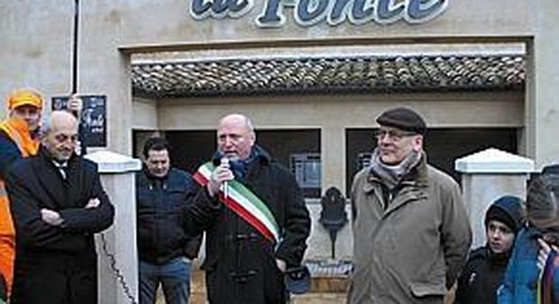Al centro con la fascia tricolore il sindaco di Offagna Stefano Gatto