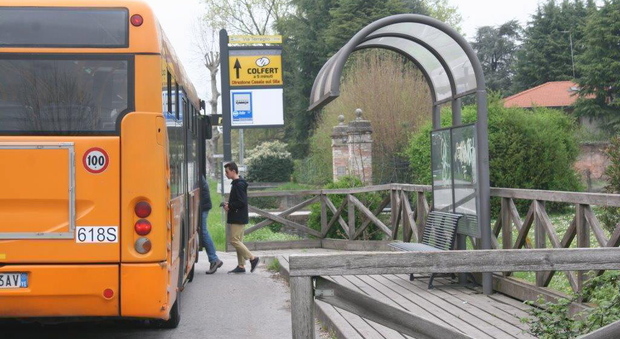 Una fermata dell'autobus lungo il Terraglio