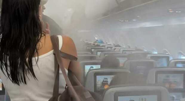 Terrore sull'aereo per New York, fumo e nebbia in cabina: «Sembra che piova dentro». Il video su TikTok svela cosa è successo